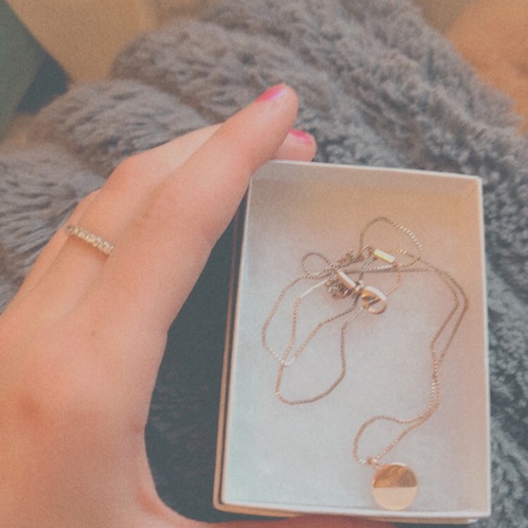 H&M rose cold circle necklace - Picture 2 of 3